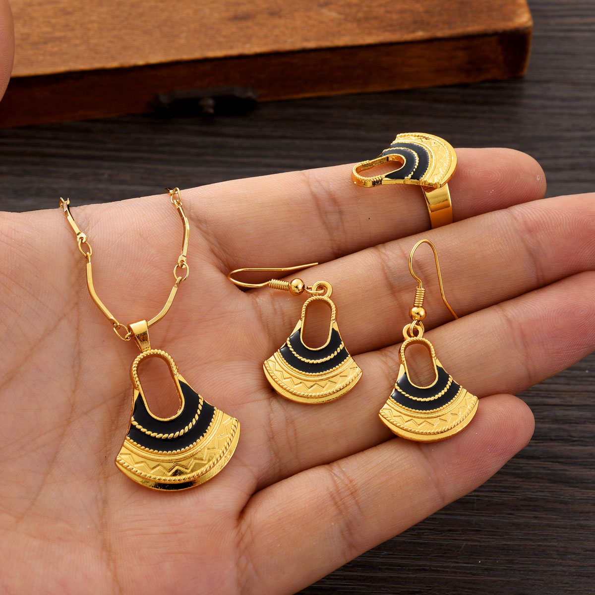 Модный ювелирный набор золотог – обзор и цена Men Accessories India